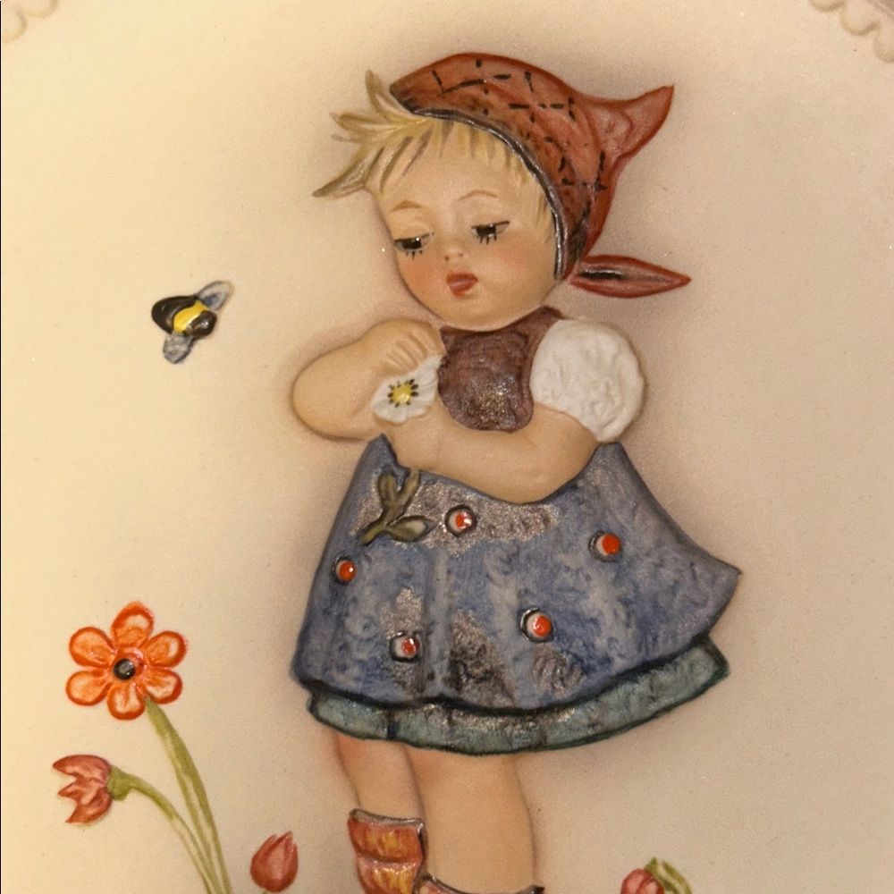 Goebel Collector Plate Daisies Don’t Tell (LC) - Picture 3 of 10